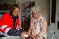 Portage de repas à La charité-sur-Loire. Audrey présente le menu à l'usagère du service