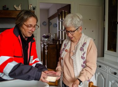 Portage de repas à La charité-sur-Loire. Audrey présente le menu à l'usagère du service